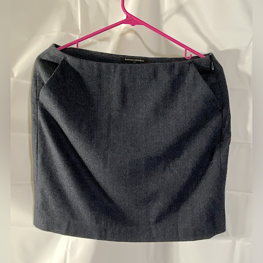 Banana Republic Wool mini Skirt  Size 4 with  Pockets